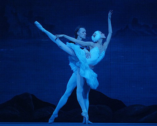 jr_swan_matvienko_somova_handsonwaist_120_500.jpg